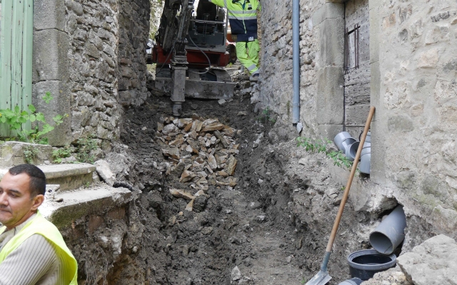 Ruelle du Seigneur : fracturation du rocher pour le passage de la canalisation d'eau (fonte bleu) et du collecteur d'assainissement (gris)